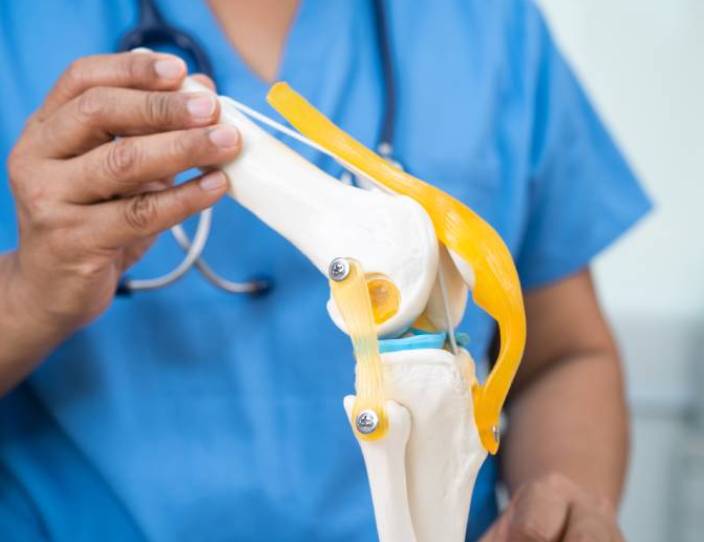 Médico ortopedista para reemplazo de rodilla